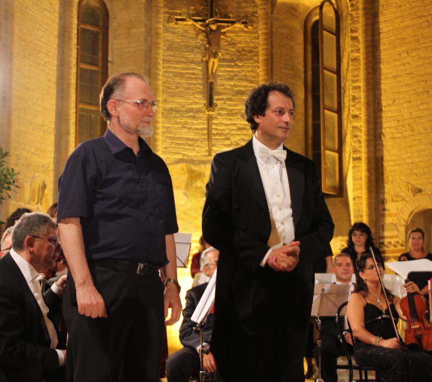 Padre Giuliano, maestro del Coro della Santa Casa di Loreto,  insieme a Maurizio Petrolo dopo lesecuzione del Magnificat di Antonio Vivaldi per soli, coro e orchestra
